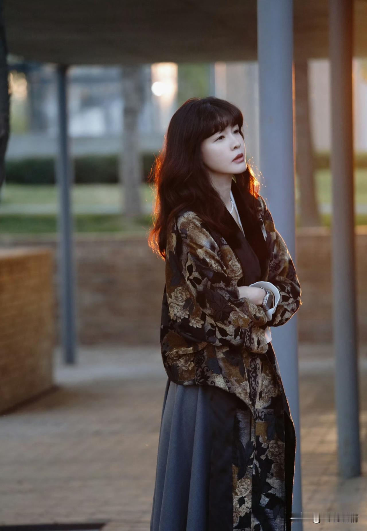 李艾穿十年前的衣服！
李艾一件十年前的衣服，不仅能完好地穿在身上，还能在十年后的