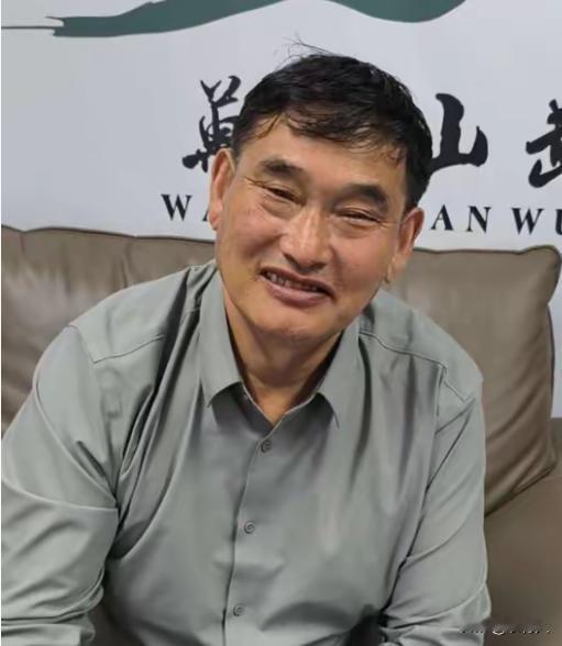 花无百日红，人气终有起落。“大衣哥”朱之文看淡热度，愿意把机会让给年轻人。这样的