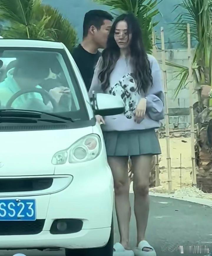 张靓颖穿鞋托，百叶裙搭得真时尚，照片很接地气 