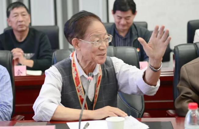 “我老了，不需要那么多钱。”2020年，一生抠门的大学教授王泽霖，却大手一挥捐出