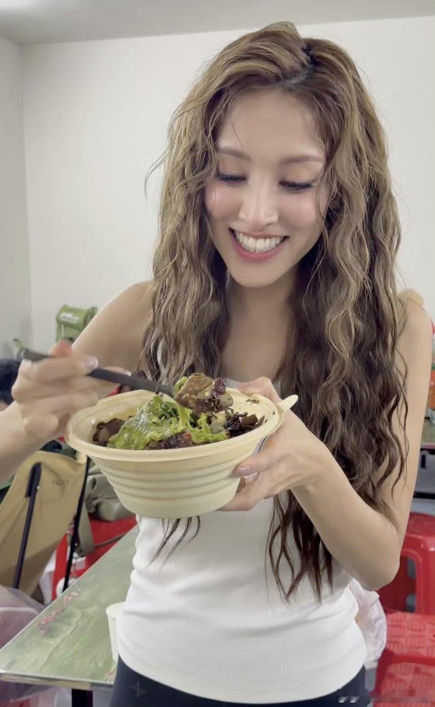 陈凯琳擂辣椒梦女 陈凯琳港姐爱上长沙美食看凯琳姐姐晒美食图真的妥妥擂辣椒梦女，眼
