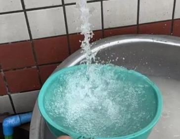 自来水静置除氯，其实是错误认知。
 
自来水从水厂到家里水龙头，要经过几公里甚至