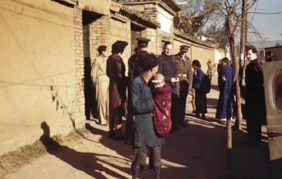 历史老照片：
1945年，云南昆明，英国空军少将阿瑟·伦纳德镜头下的一组照片。
