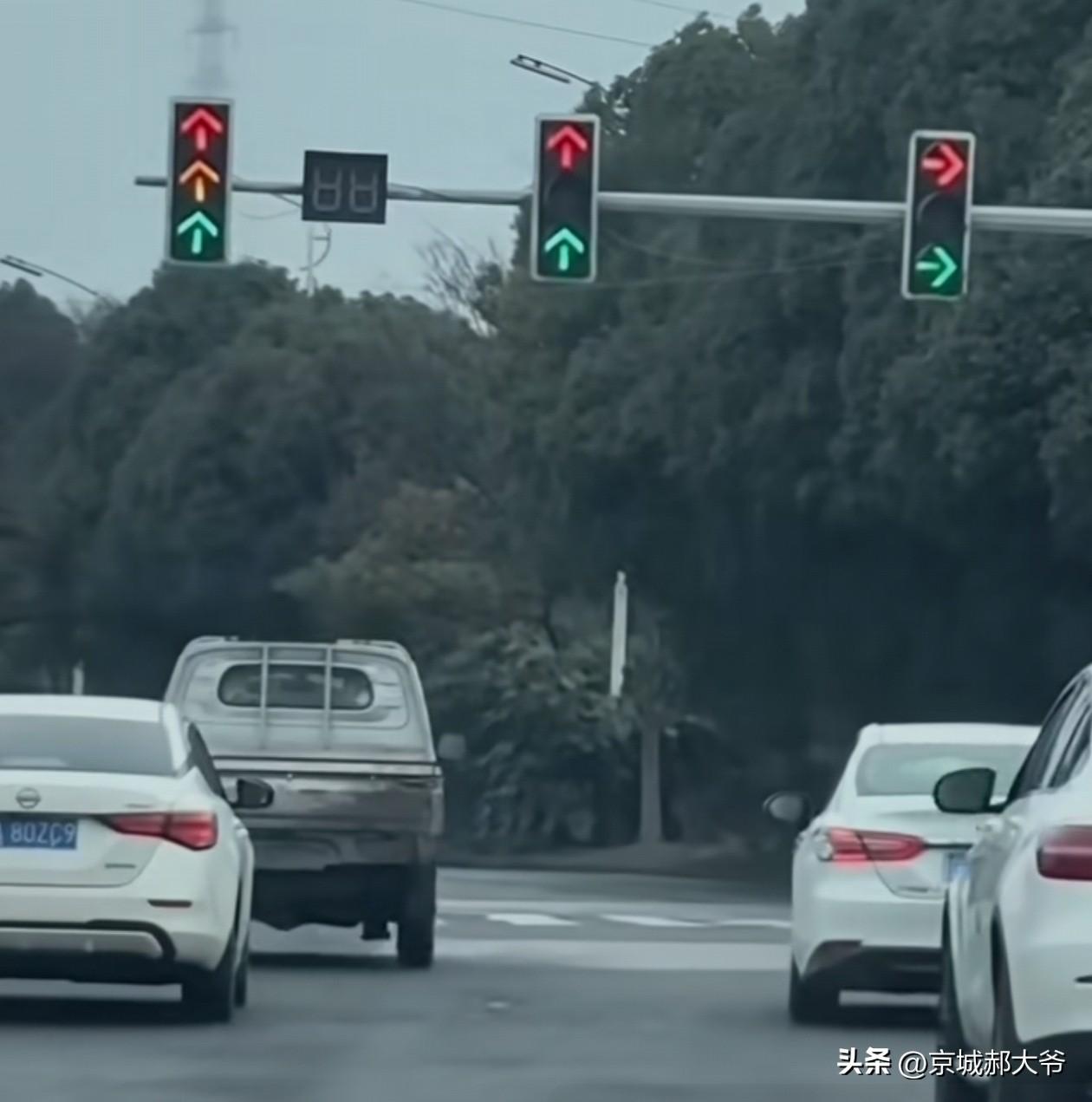 这是不是前车都闯红灯了？如果你排在第一位 ，该是什么心情 ，是不是已经四处张望，