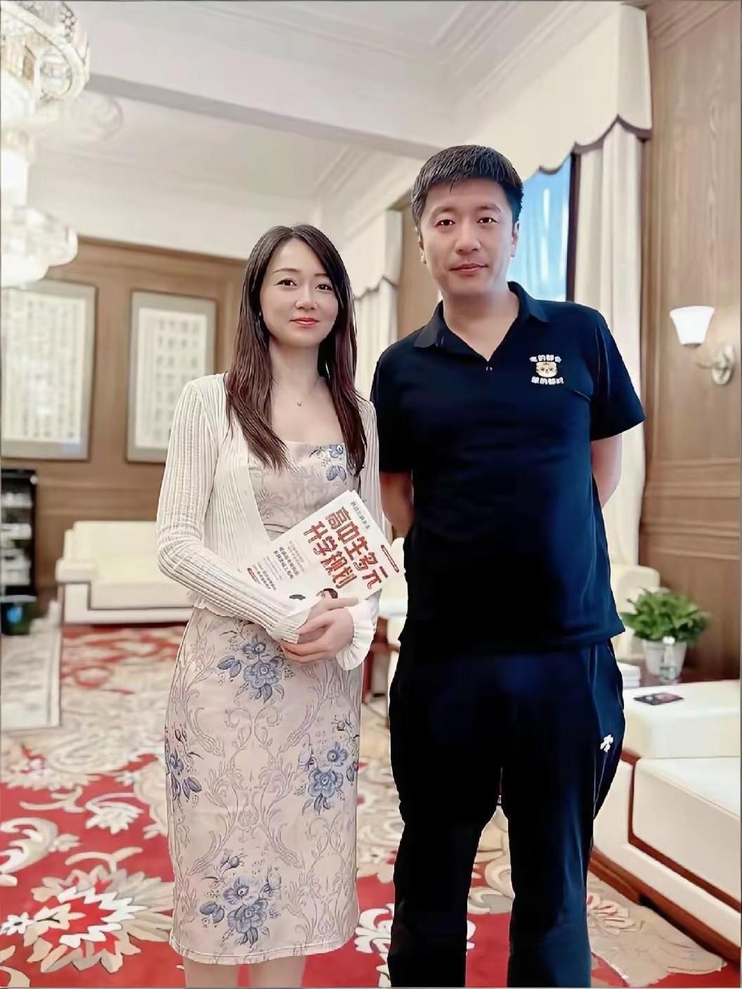 张雪峰身家过亿，但他老婆却转头回了河南师范大学当老师，研究宋史、写论文。很多人笑