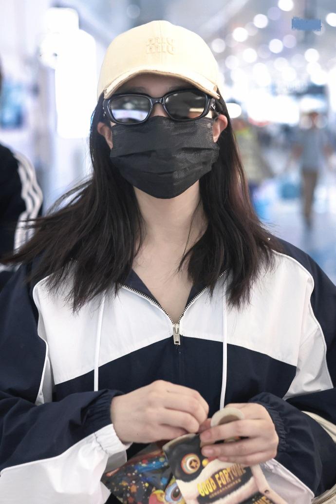 今天陈妍希现身机场，她这次走小清新路线，看起来像个漂亮的美少女。

陈妍希上身穿