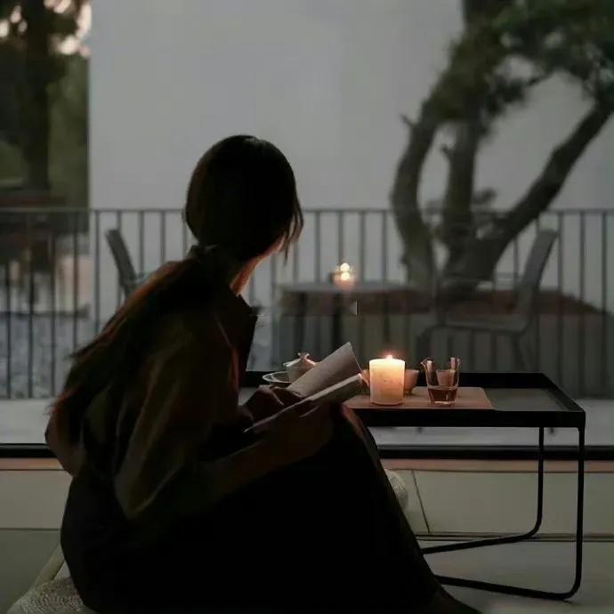 狮子座女性充满自信和魅力，她们有着出色的领导才能和表现欲，能够在人群中脱颖而出。