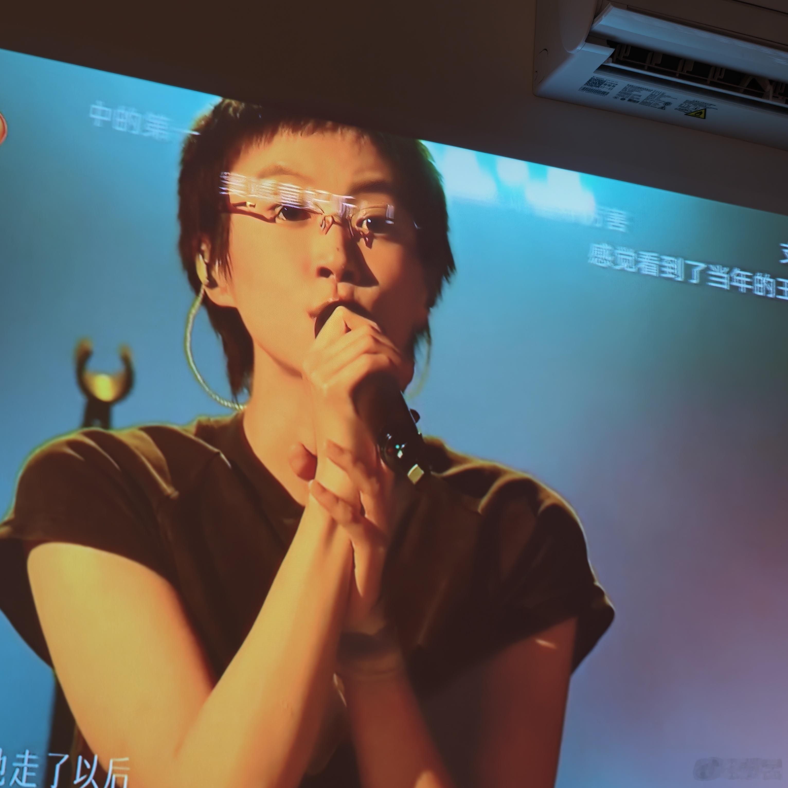 歌手直播 最后听童童啦啦啦，搭配那个弦乐，我只想哭… 