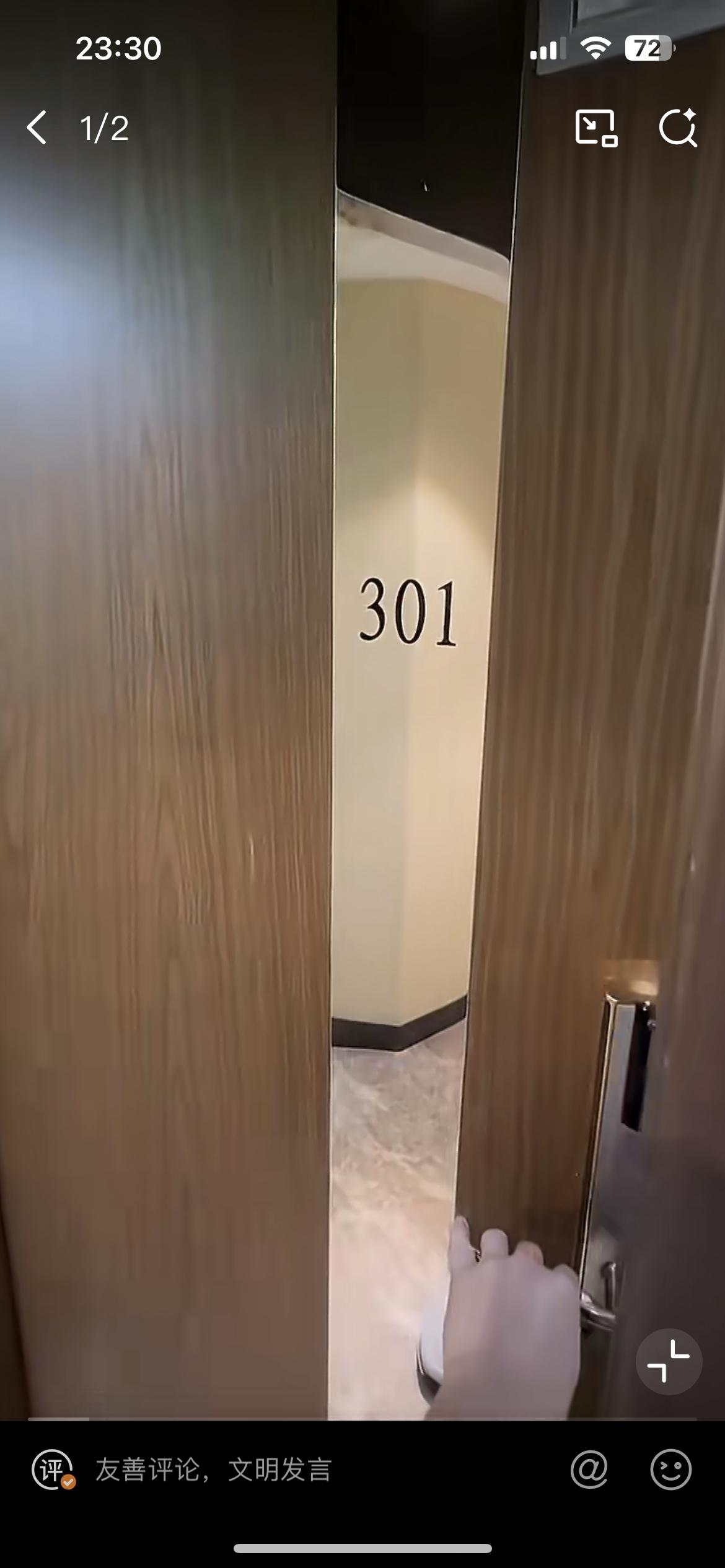 一网友展示 300 块香港订的酒店，里面只有不到 4 个平方，这要是在内地 30