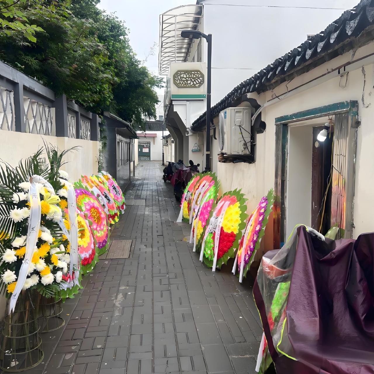 殡葬公益化才是民心所向！活人过日子都紧巴，身后事就该少些负担。

现在拉遗体、火