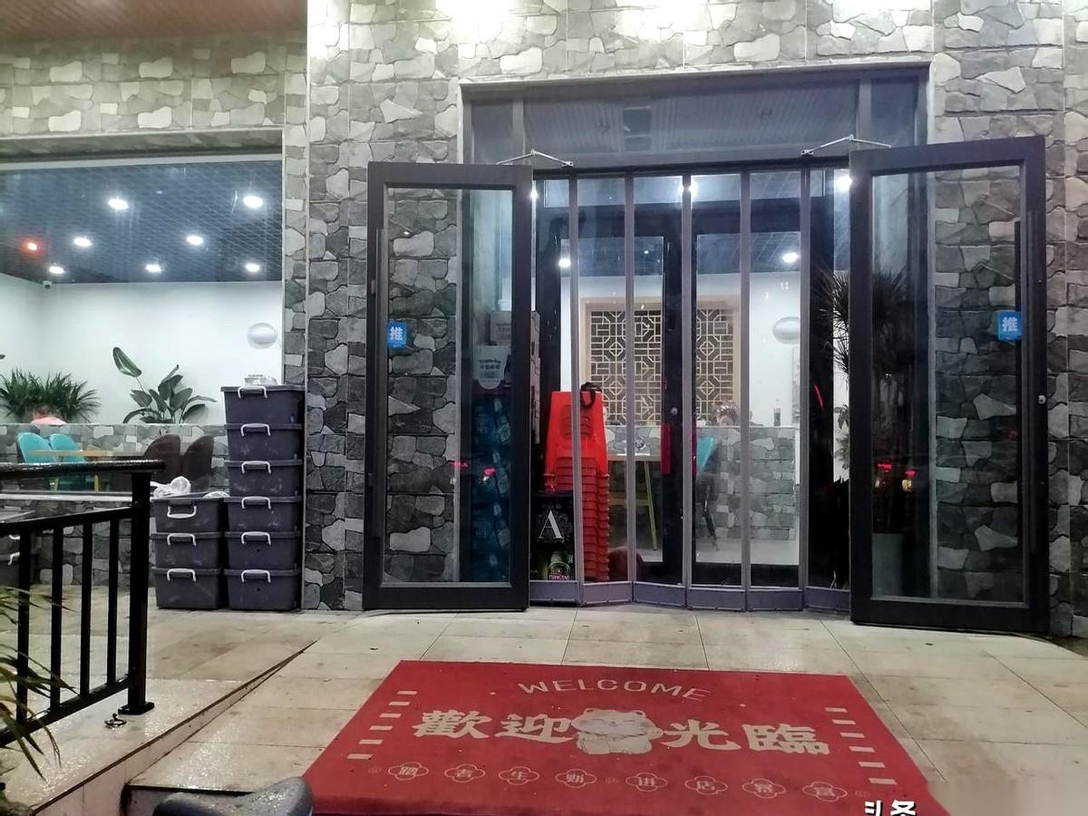 说句掏心窝子的话，有时候真觉得天津快不是我们天津人的了。
高考，乌泱乌泱的人挤进