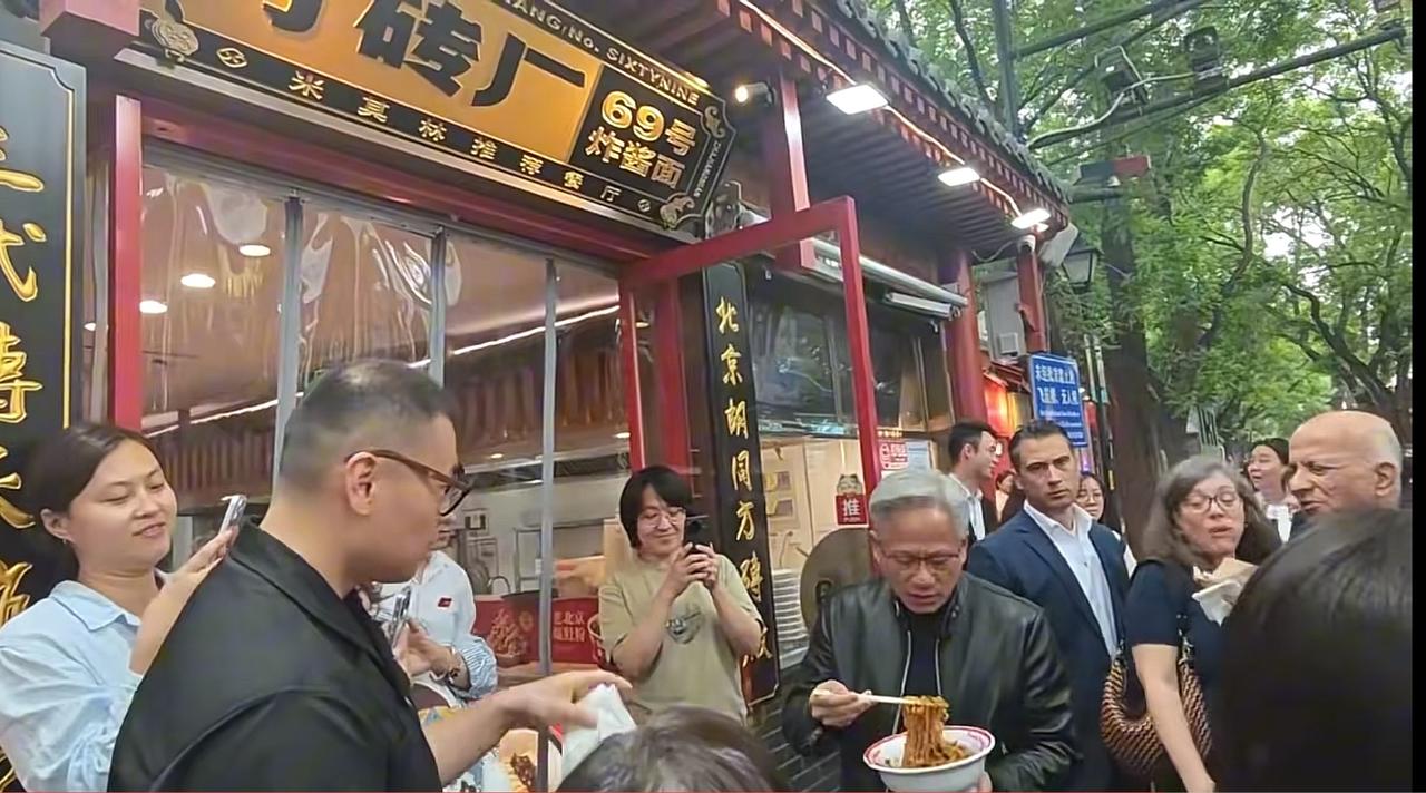 炫一大碗炸酱面，
是否卖给咱芯片。
有话可以好好说，
因为日后好相见。