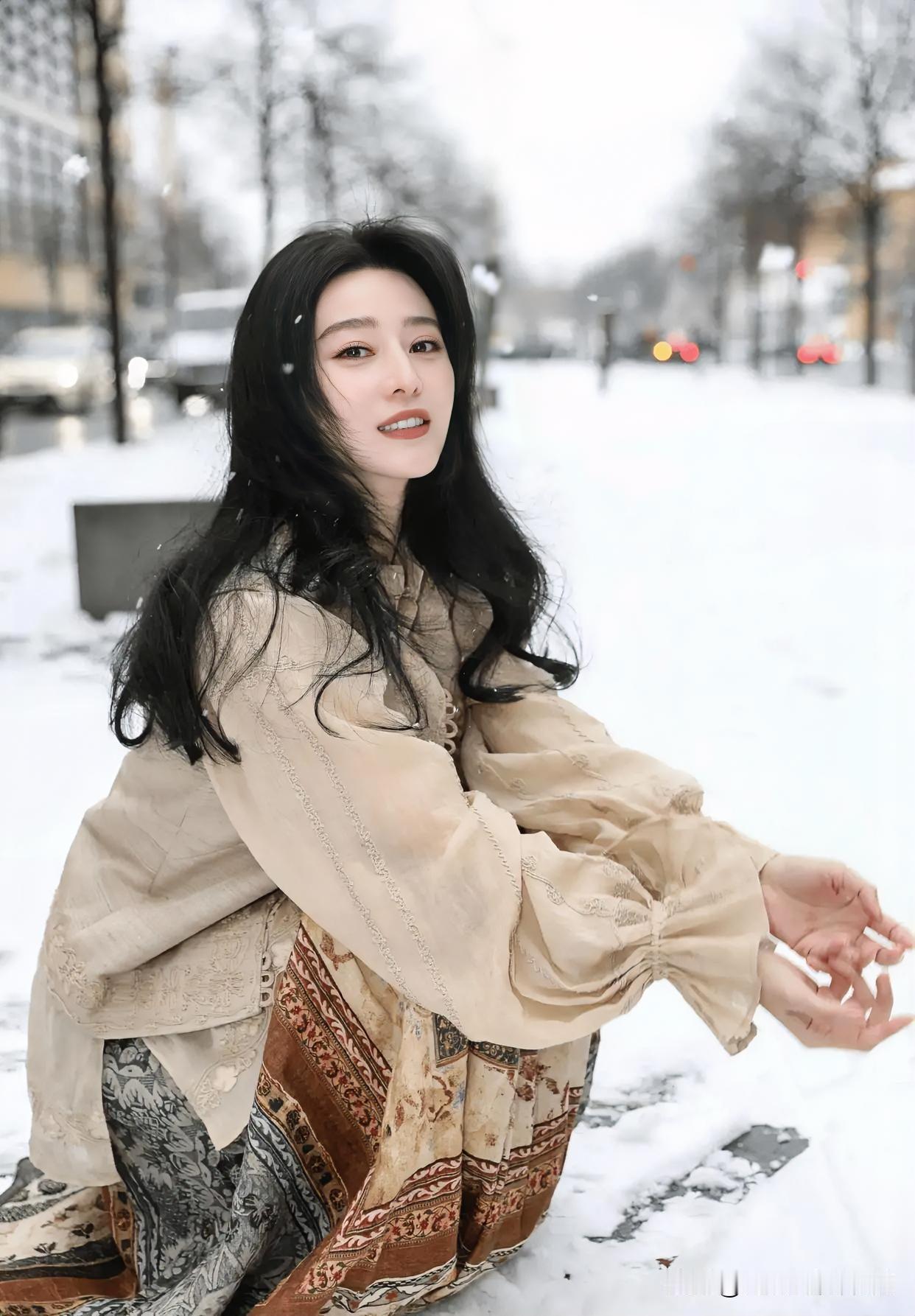 素雪覆街，伊人凝笑。米褐裙裾晕染旧梦纹样，黑瀑垂落柔婉。风拂雪落，于清寒中绽温婉