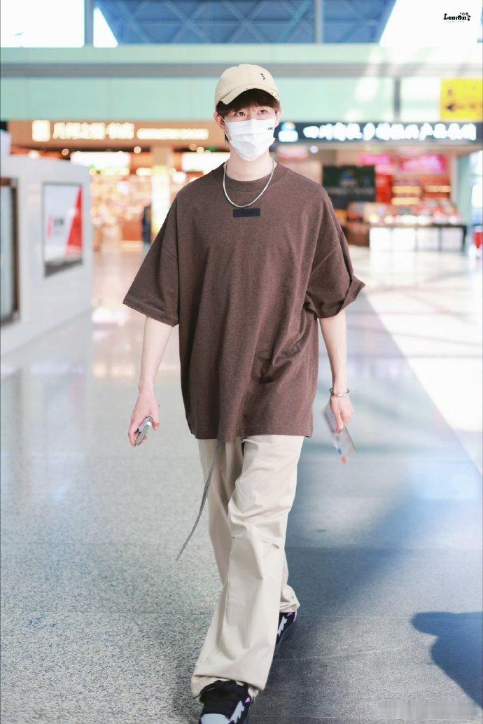 田嘉瑞成都出发饭拍，今日舒适休闲私服穿搭，清爽帅气心动男大！[哇] ​​​