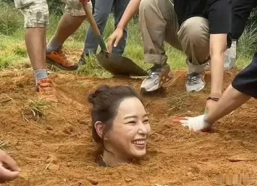 人竖着活埋是埋不到脖子就死了。因为胸部被埋之后阻碍呼吸，原来是放到里面一个大箱子