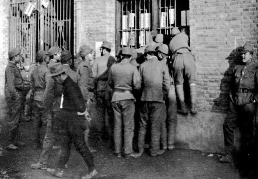 1938年，日本军医新津田强暴了一名中国妇女，女子不幸精神失常。残忍的是，日军竟