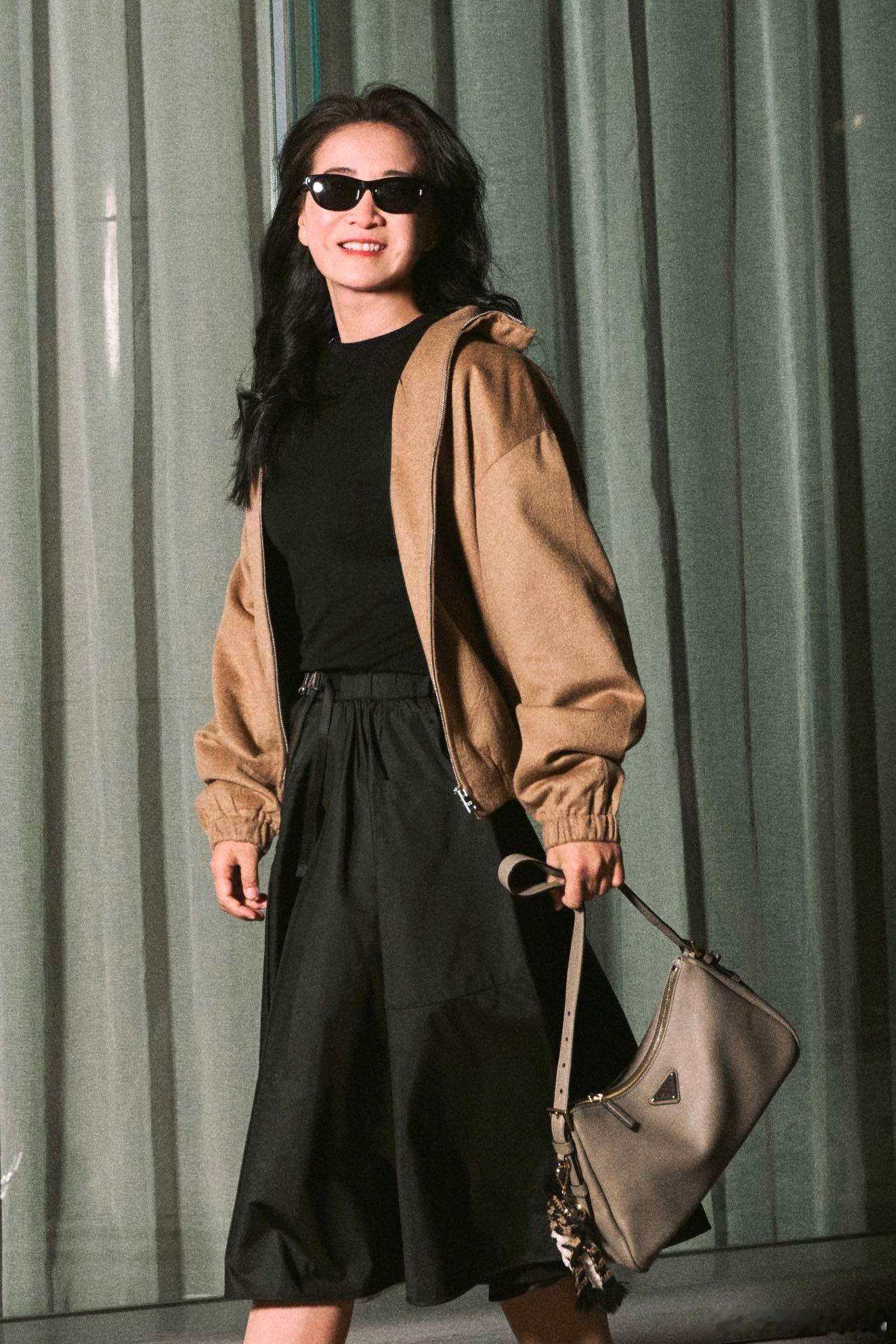 贾玲好瘦啊 贾玲在米兰时装周的出发造型真的是太惊艳了！她的米色夹克搭配，既展现出