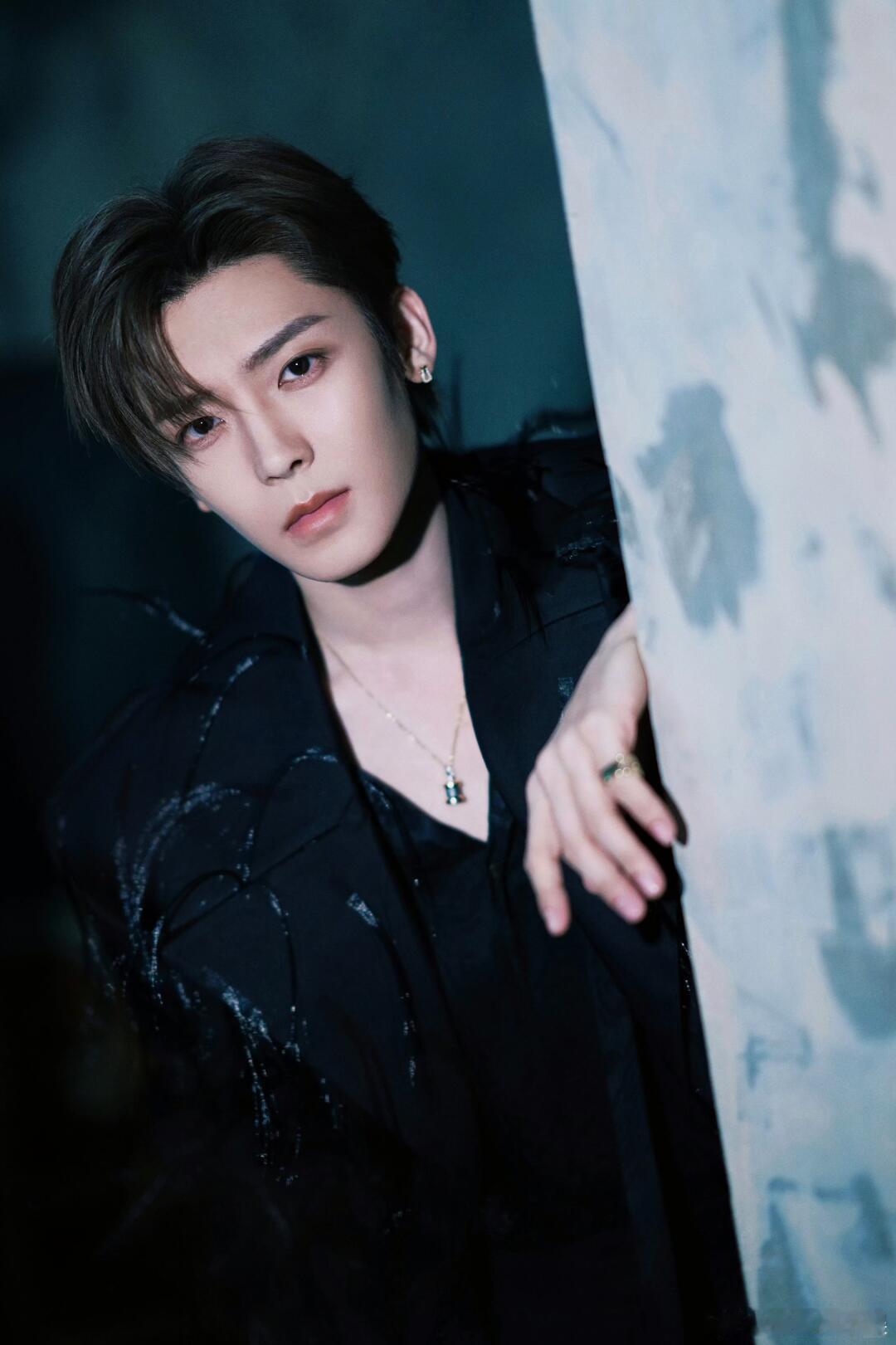 侯明昊黑色流苏大衣侯明昊身穿黑色流苏大衣出席微博视界大会，帅得我一整个流口水了。