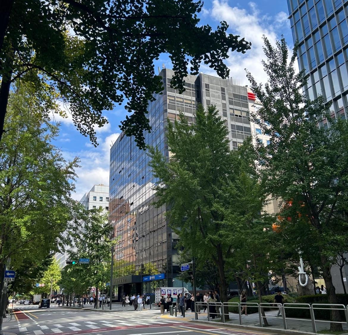 韩国职场不止有上下级关系，还有一个不成文的规定，那就是午餐要和部门同事成群结队地