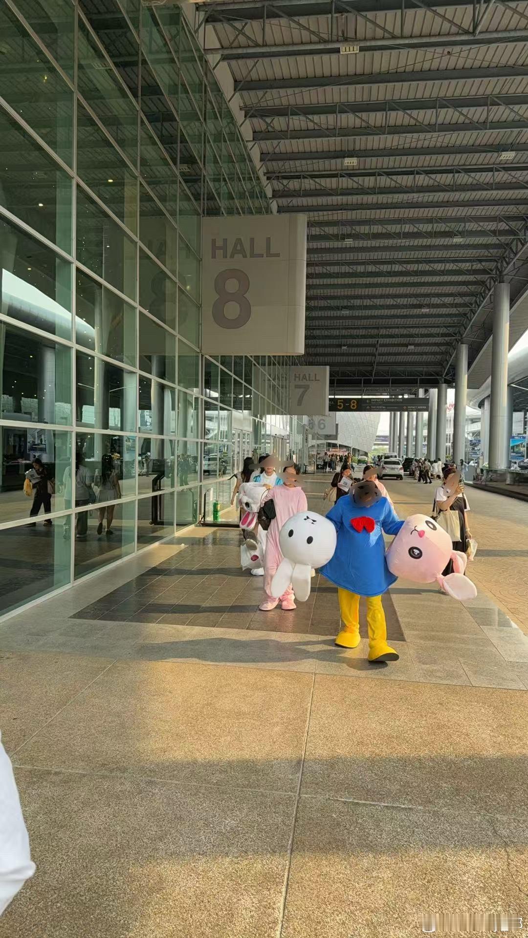 辛苦五位小姐姐了，天气那么热，真的辛苦但是氛围太好了！！！感恩！加鸡腿！ 