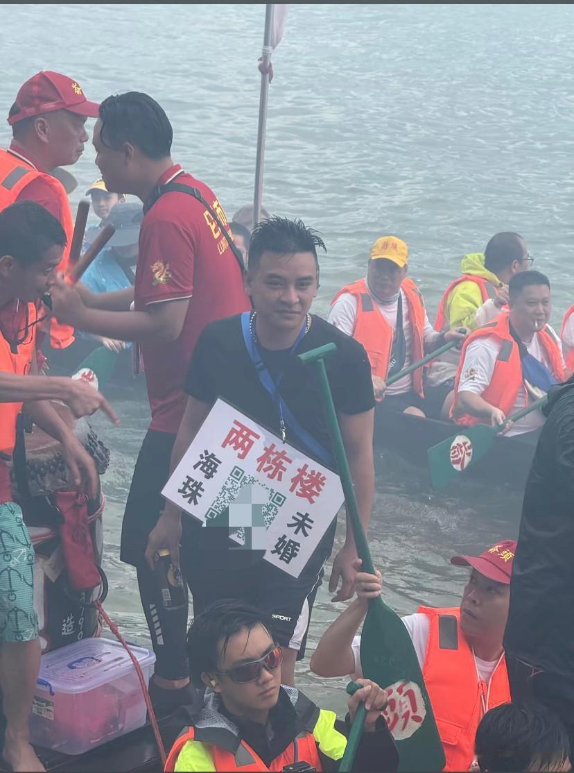 这不是来赛龙舟的，这是来征婚的！也太凡尔赛了，说实话有2栋楼，条件这么优越，女孩