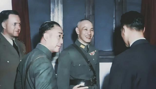 抗战时期，戴笠约胡宗南打麻将，突然感觉身体不舒服，胡宗南便请来一郎中。没成想戴笠