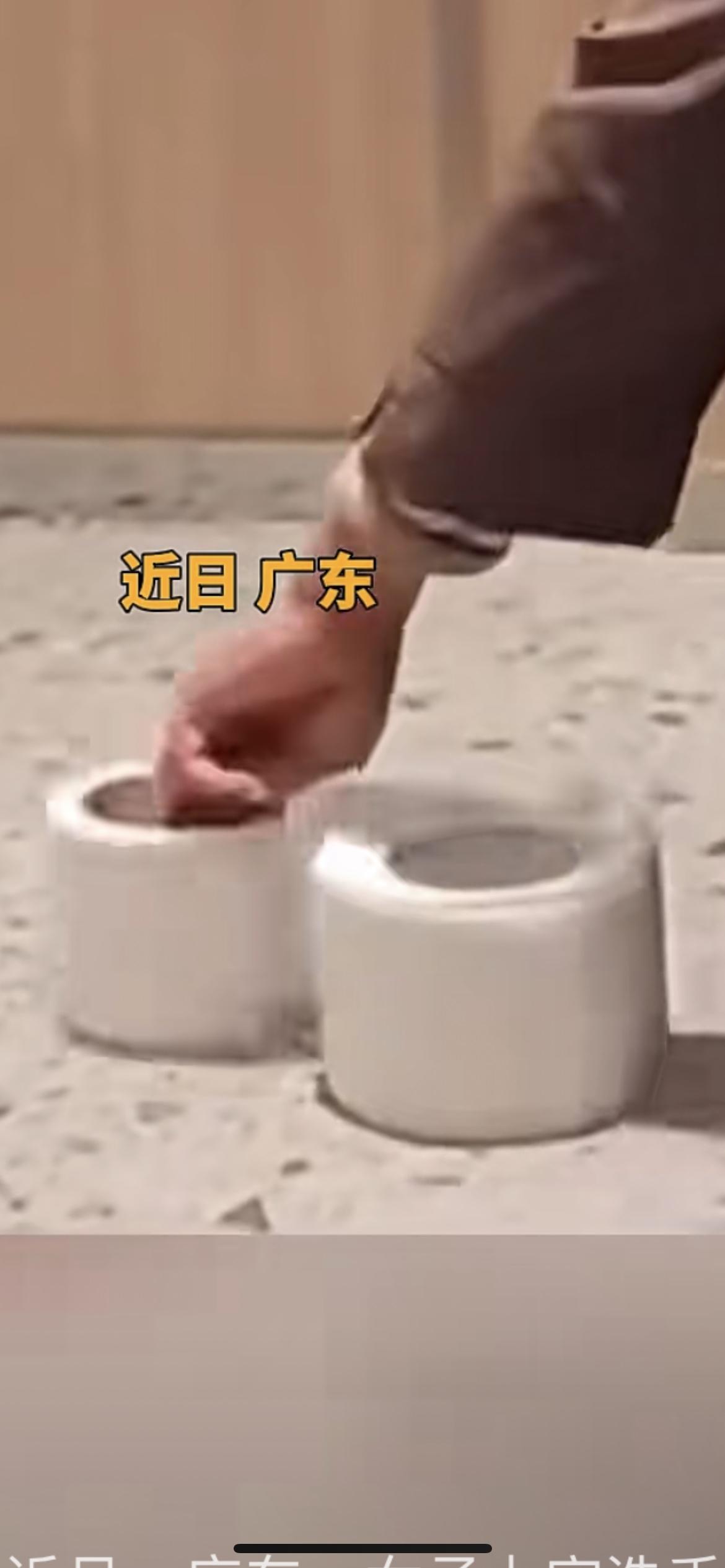 近日广东，女子上完洗手间推开门，看到保洁阿姨将厕所卷纸放于地面，把快用完的卷纸缠