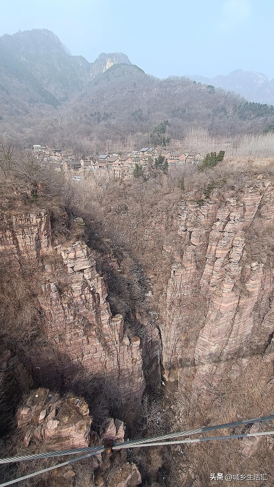 晒图笔记大赛初春南太行，背陰雪在山，連翹綻放日，方是踏青時，山下桃花艷，山頂海拔