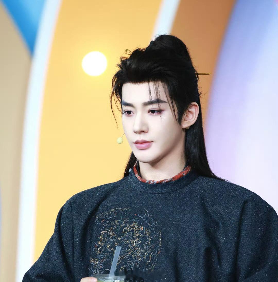 邓为戏服看到邓为穿戏服的样子，就好想看正戏呀。这个造型是真的帅气，可不可以搞快一