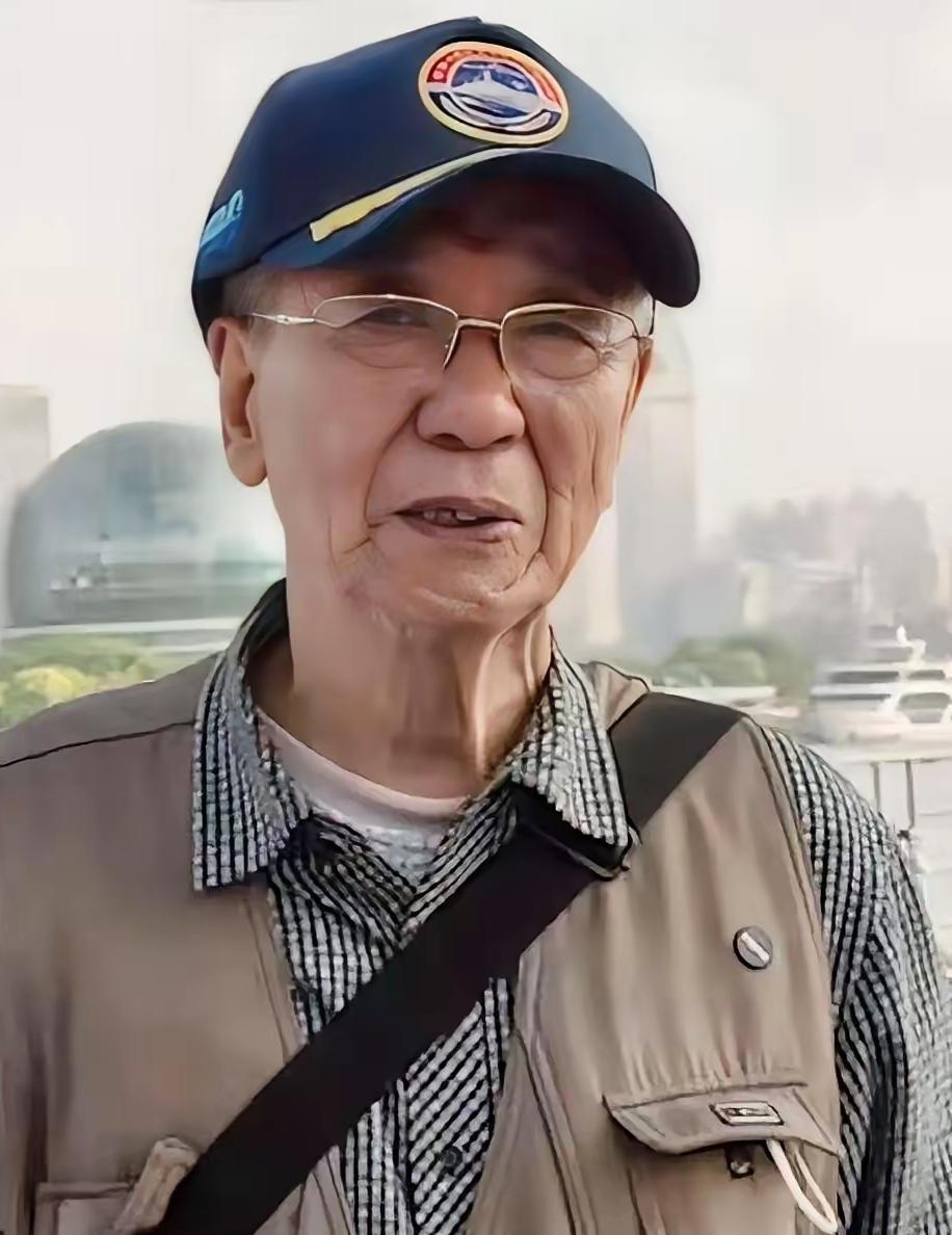 眼泪止不住了！”沂蒙山舰停靠上海，91岁海军老兵没有参观资格，拿着1953年的解