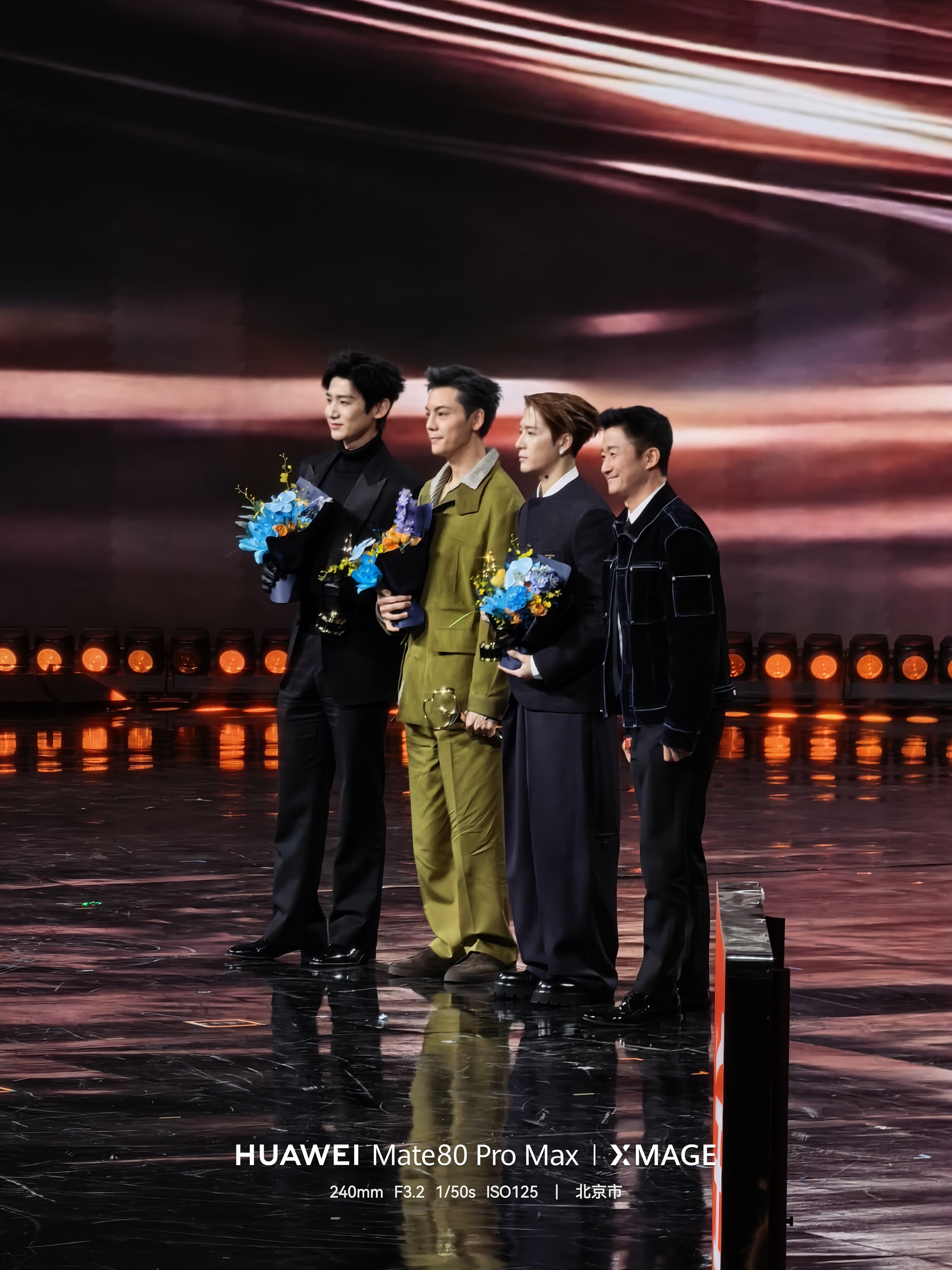 微博之夜内场 压轴的都快出来了。我录了肖战的互动视频，四川话和东北话都讲得不错，