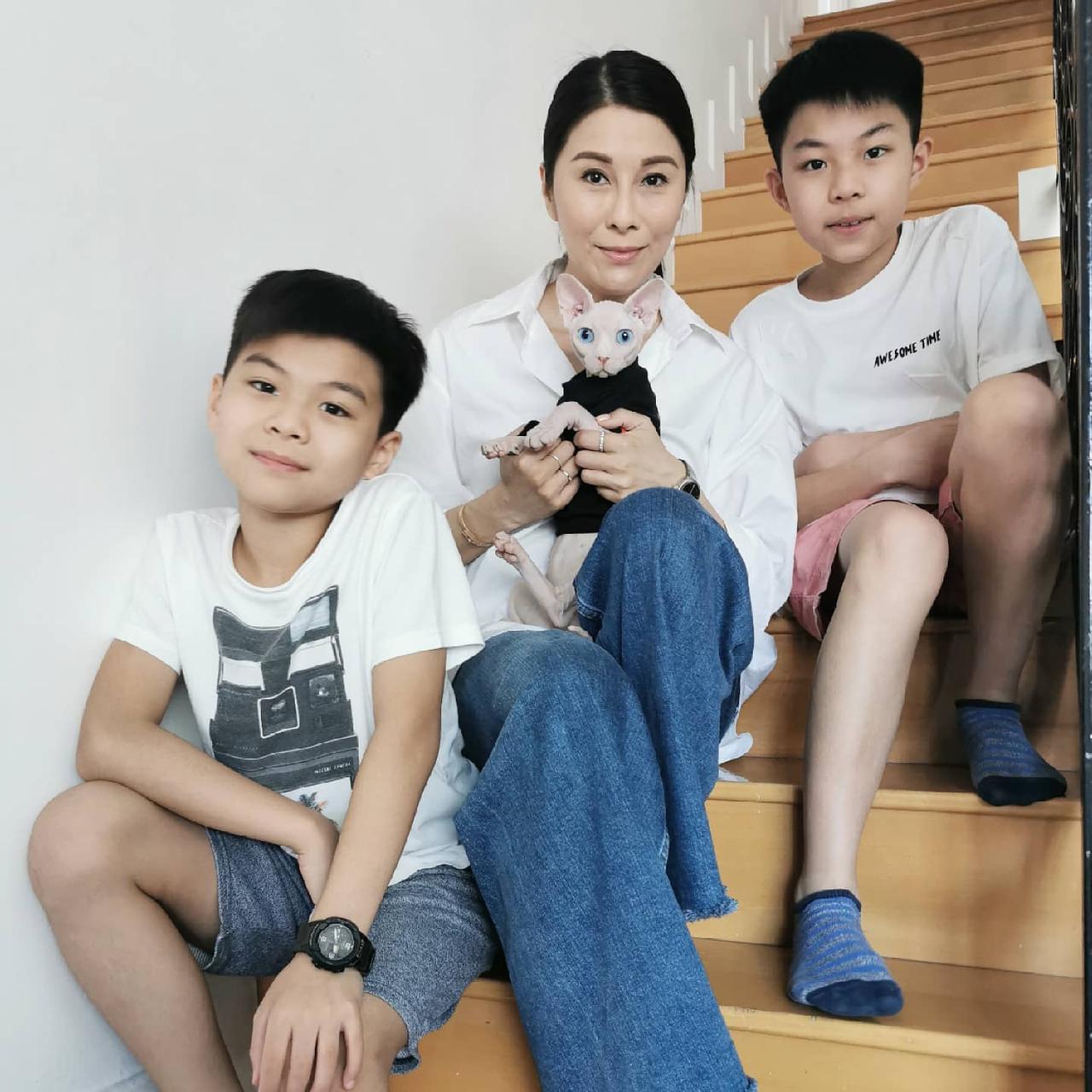 香港著名演员黎淑贤在家中烧炭自杀，终年47岁
黎淑贤曾经经历两段婚姻，而最为人知