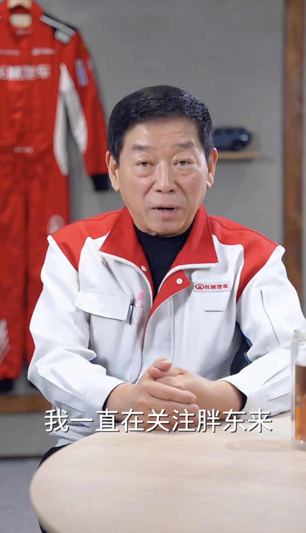 近日，胖东来创始人于东来在内蒙古乌兰布和沙漠驾驶长城坦克300越野时，通过社交媒