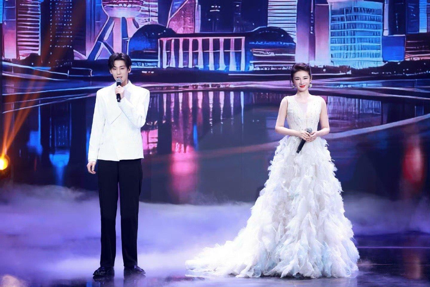 黄奕babyblue手工刷毛抹胸裙 黄奕的babyblue抹胸裙太绝了！手工细节