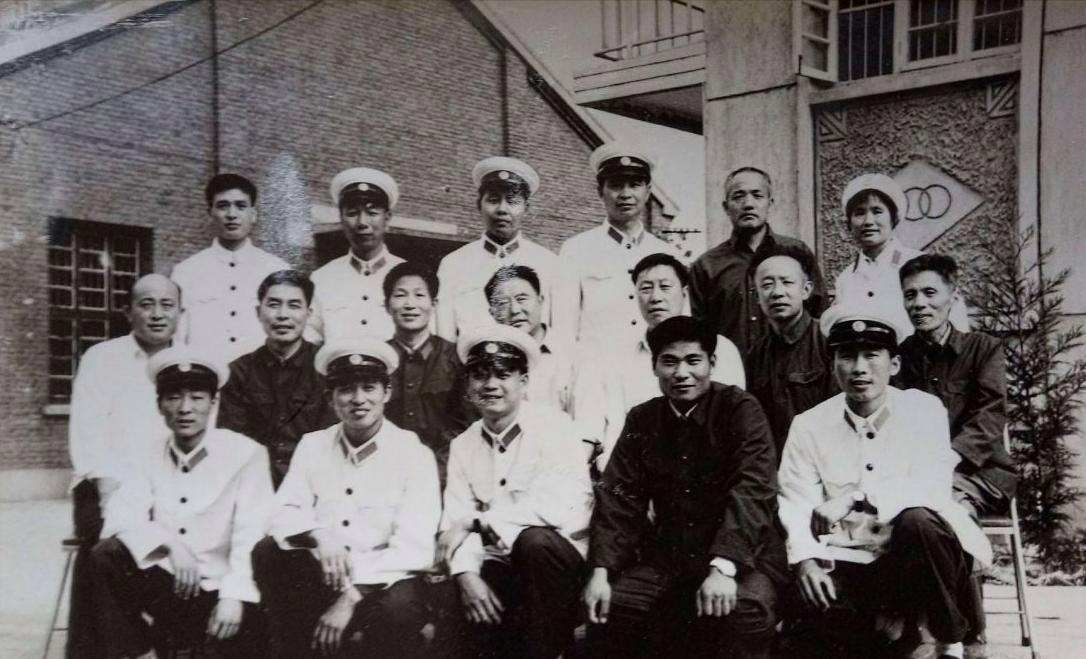 青白江的暗洞里压着个孩子，谁干的？怎么找的？铁块上那层蓝漆成了关键。
那天中午在