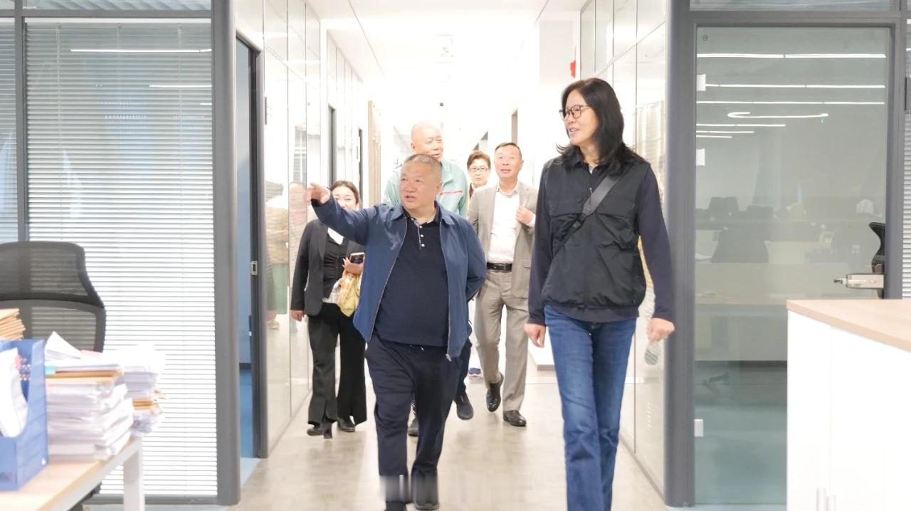 郎导昨天在重庆参观！ 郎平排球郎平[超话] ​​​