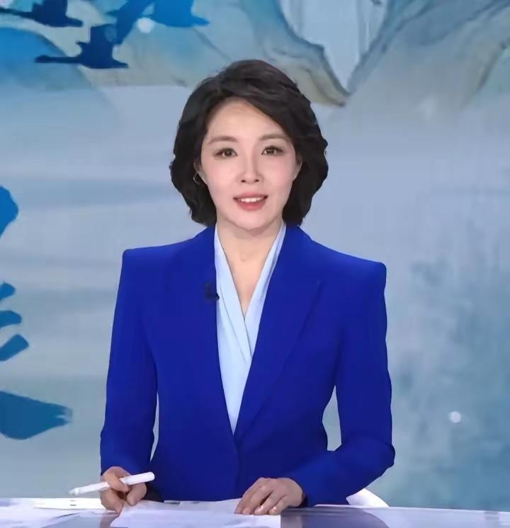 她是央视里气质最好的一位，气质高贵，娇美如花，温柔婉约。

她知性优雅举手投足都