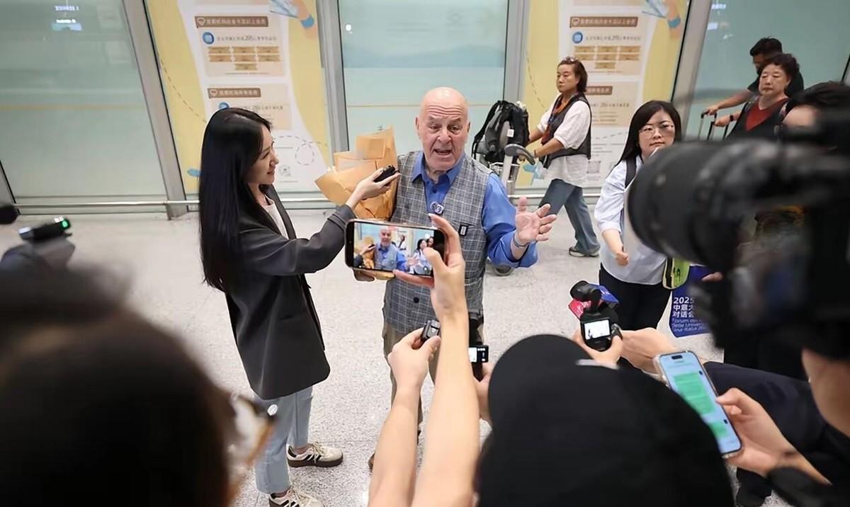 27年前一个美国外教，把5000美元塞进信封，寄给了内蒙古沙漠里一个素不相识的中
