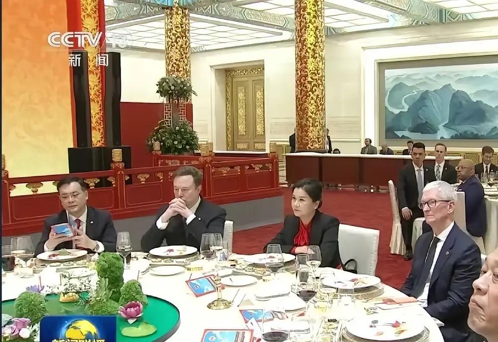 一张国宴照片近期刷屏全网，焦点并非特朗普夫妇或美方高官，也不是马斯克与库克两大科