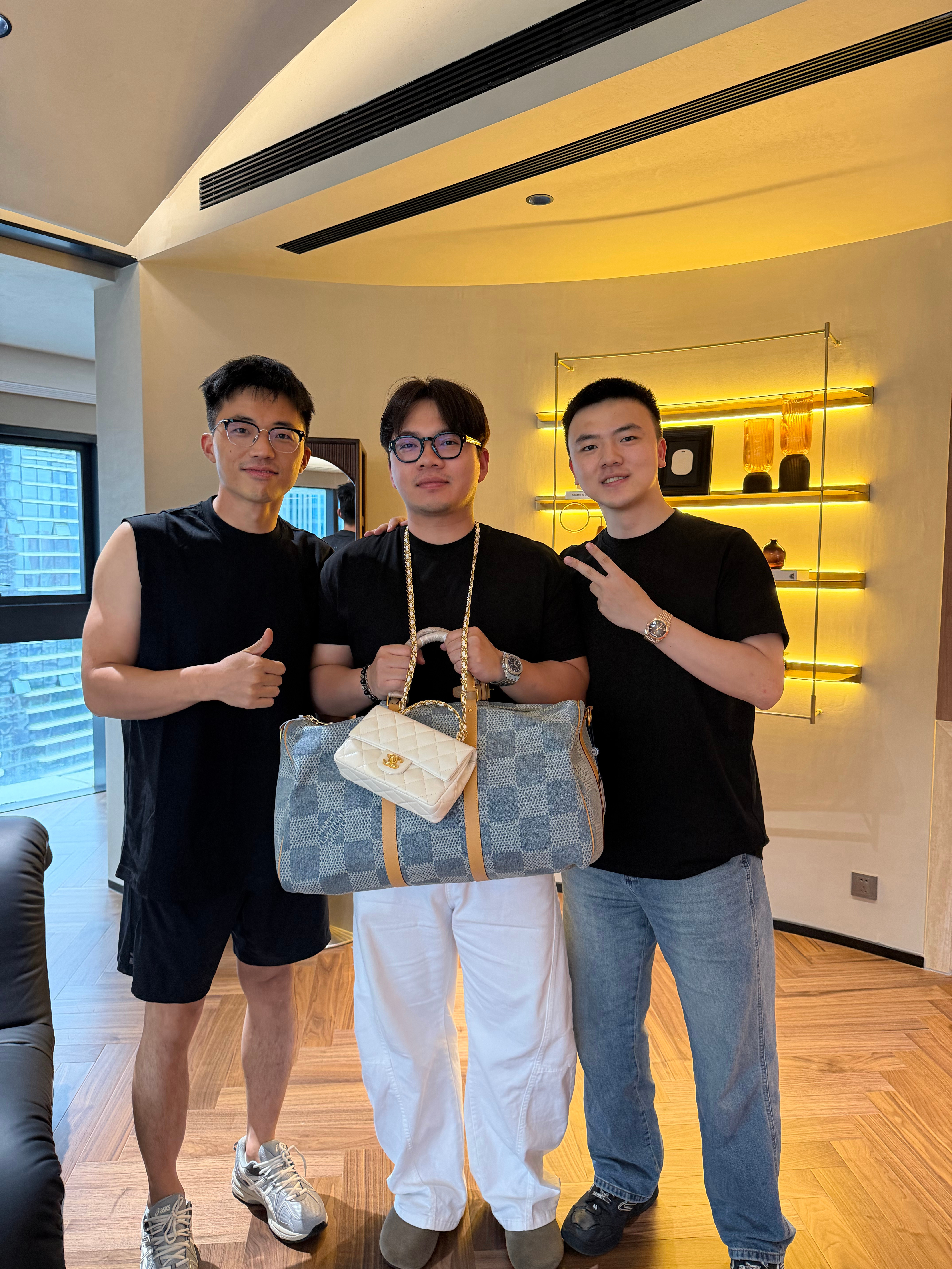 带腊肠哥来刘裕二奢店腊肠哥直接跟买可乐一样，买了两个包又被刘裕挣钱了，MD 
