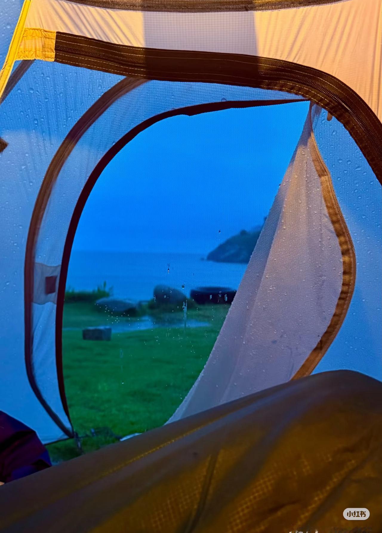 王星越出去露营遇下雨天，帐篷外面下大雨，里面下小雨，太惨了，气到他回岸上就给差评