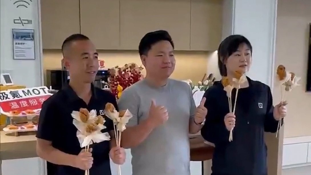 极氪回应1000万元设立鸡腿基金车主沙漠困着，售后跑老远去救援，车主特意赶三千多