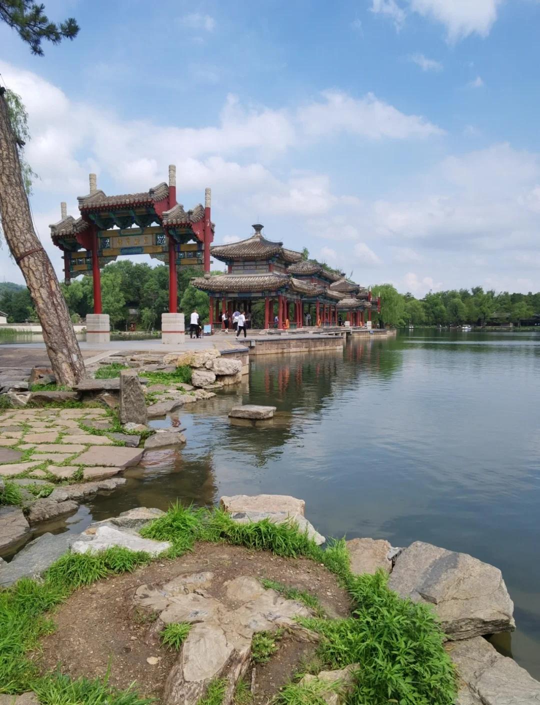 去承德，必须逛一圈避暑山庄。
去之前我想的是：青山绿水，凉风习习，皇帝躺在竹椅上