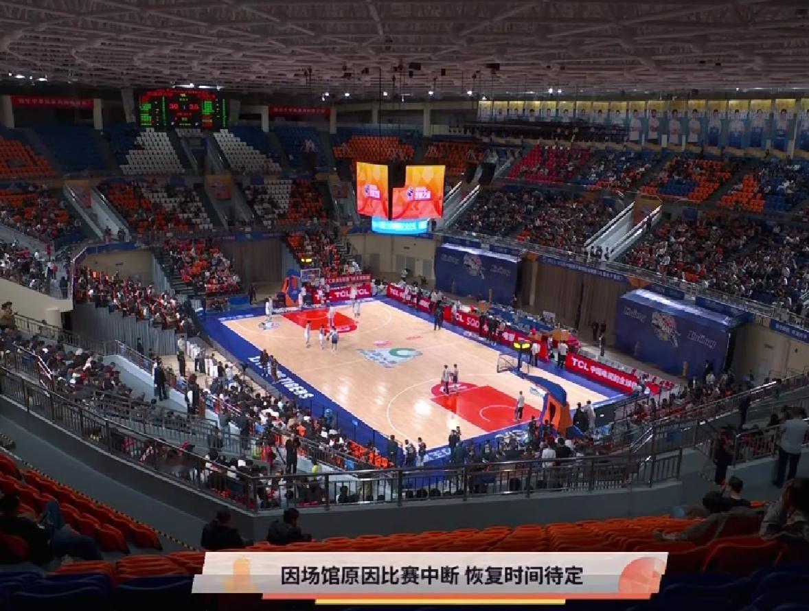 这就尴尬了，新疆主场的场馆居然漏水了。。。

在新疆VS上海的比赛中，当比赛来到