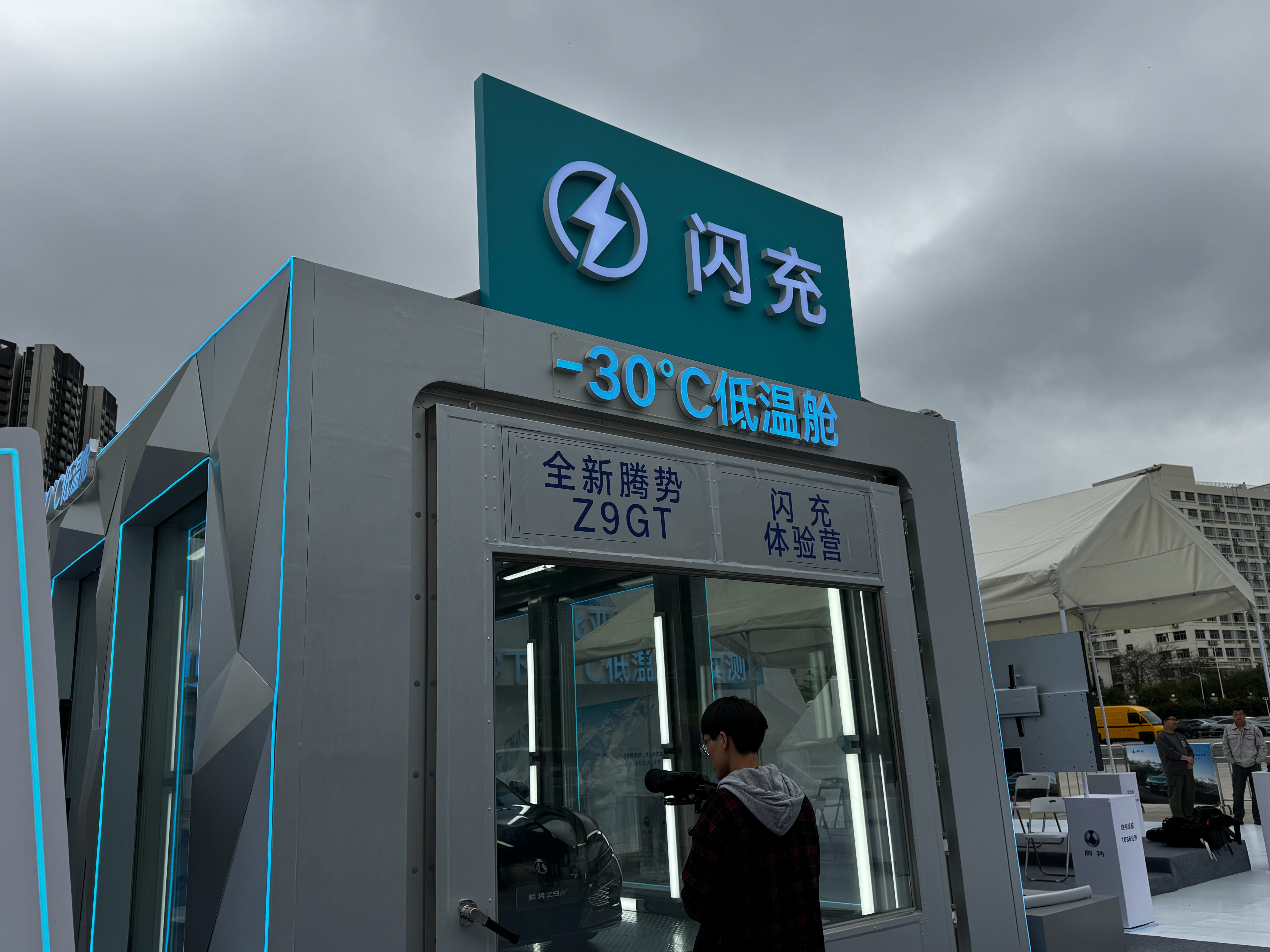 零下35摄氏度的测试柜里，我不知道全新腾势Z9GT冷不冷，反正伸手进去不到2秒你