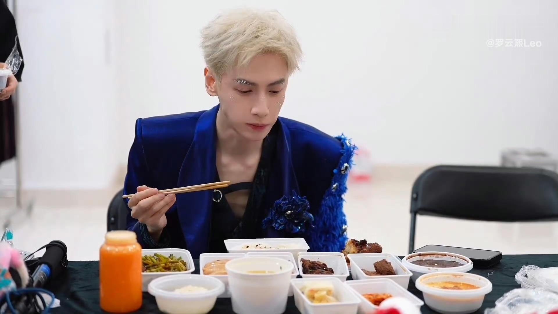 大脑：晚上还有庆功宴 ٩(˃̶͈̀௰˂̶͈́)و嘴巴：不能吃太饱  ～嗷呜(●°