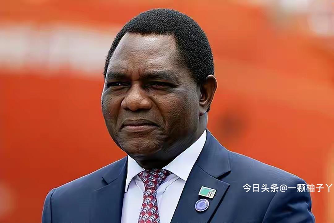 赞比亚上百万艾滋病患者高度依赖美国的援助药物，一旦援助中断，按专业模型测算，半年