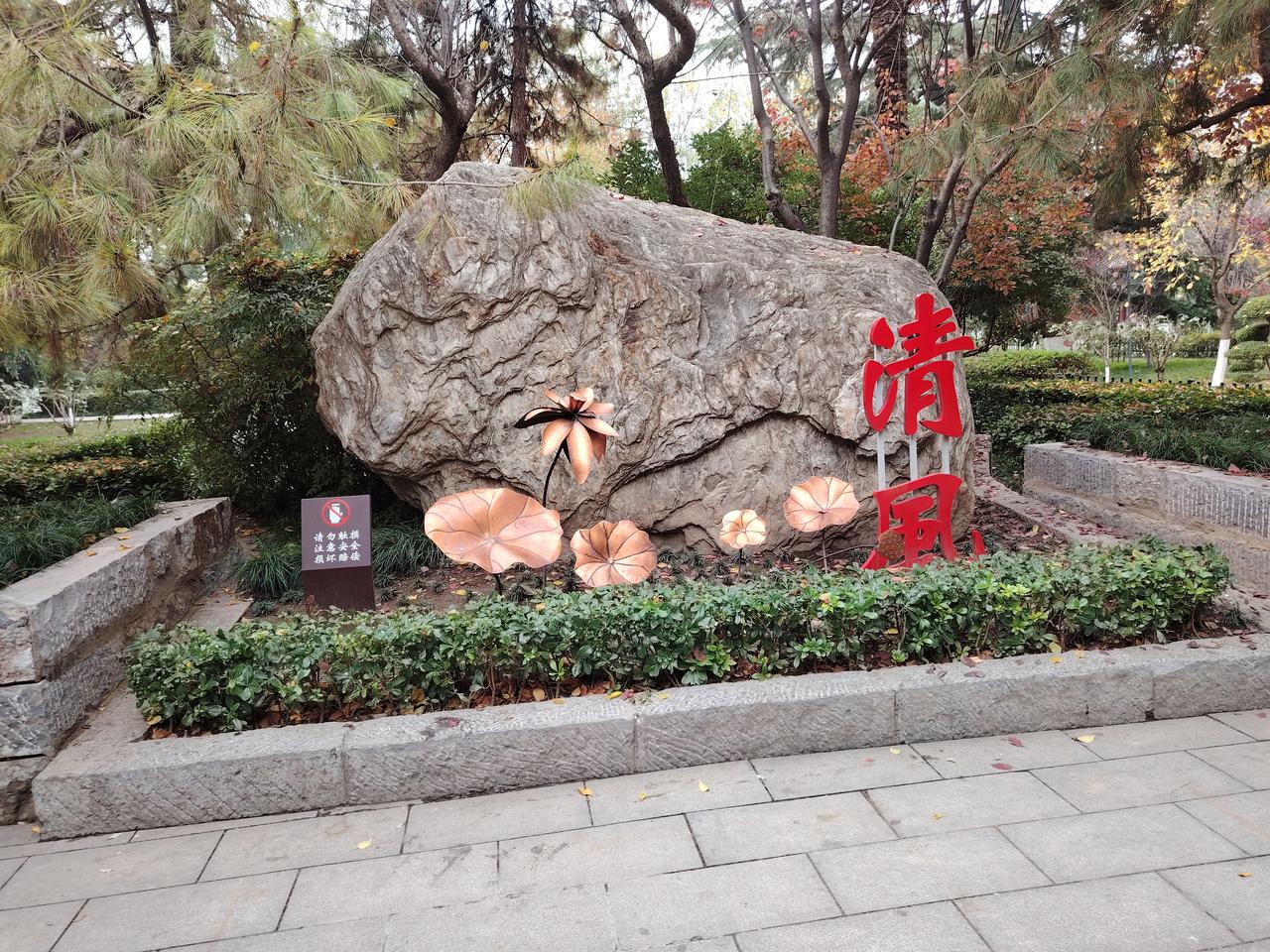 单位食堂，各种蔬菜，五光十色，令人喜爱，用餐员工，大多都在，饭桌周围，八卦比赛。