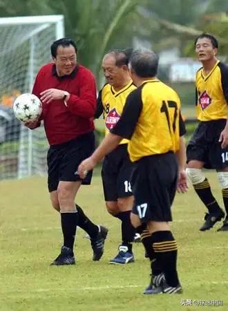 在中国足球的“上古”江湖里，裁判魏吉鸿是个绕不开的狠角色。他不仅是第一位执法亚洲