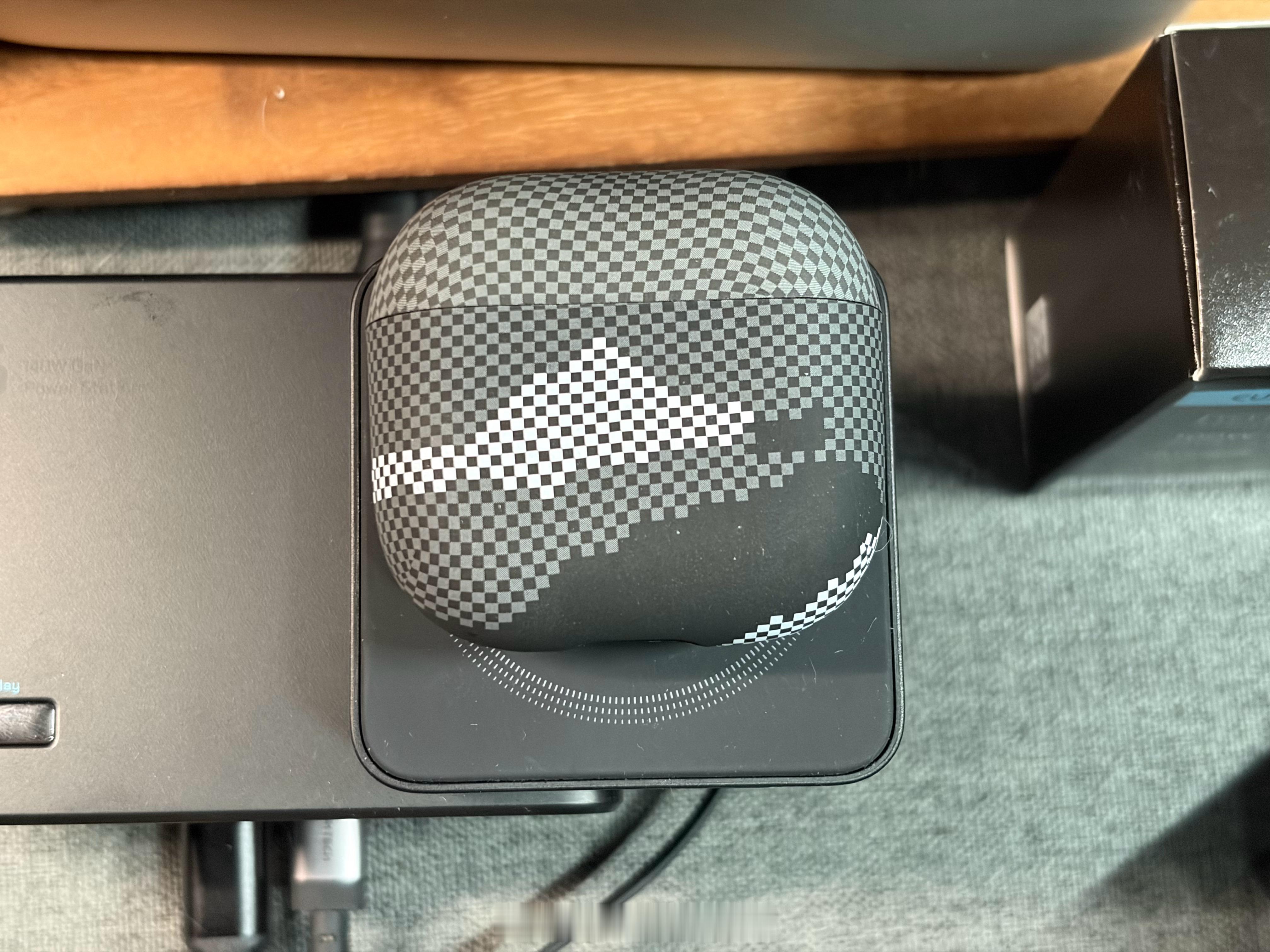 感觉TWS的无线充电有点鸡肋，因为线圈不居中，所以你要手动适当靠上放置；平时没注